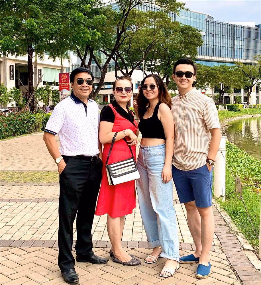 Bo me chong Le Au Ngan Anh song sang chanh, du lich khap noi-Hinh-23