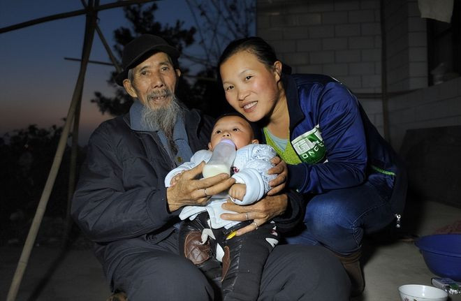 Cô gái 26 tuổi lấy chồng 71 để trả ơn 9 năm trước giờ ra sao? - Hình 2 Co gai 26 tuoi lay chong 71 de tra on 9 nam truoc gio ra sao?-Hinh-2