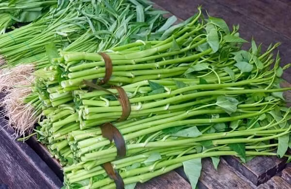 Rau muong rat tot cho suc khoe va dep da nhung nhung nguoi bi benh ly nay khong nen an