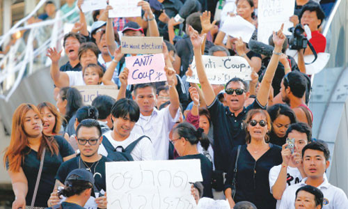 Người biểu tình chống chính phủ tụ tập ở trung tâm Bangkok.