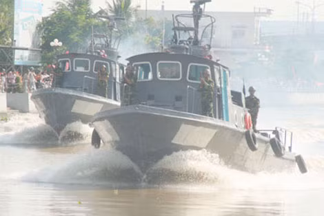 Tàu chiến PCF biên chế trong Quân đội Nhân dân Việt Nam xuất hiện trong dịp kỷ niệm 37 năm Giải phóng Miền Nam ở Hậu Giang.