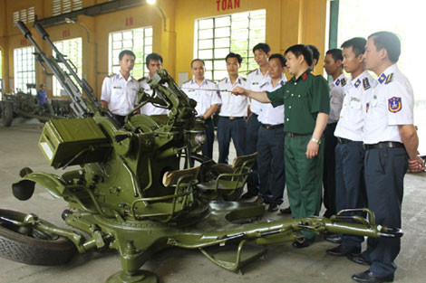 Cán bộ, chiến sĩ Cảnh sát biển nghe giảng về tính năng pháo phòng không ZU-23-2.