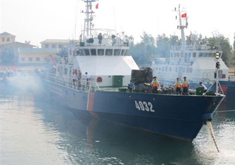 Tàu cảnh sát biển kiểu TT400 trang bị ụ pháo cỡ nòng nhỏ ở trước kiến trúc thượng tầng.