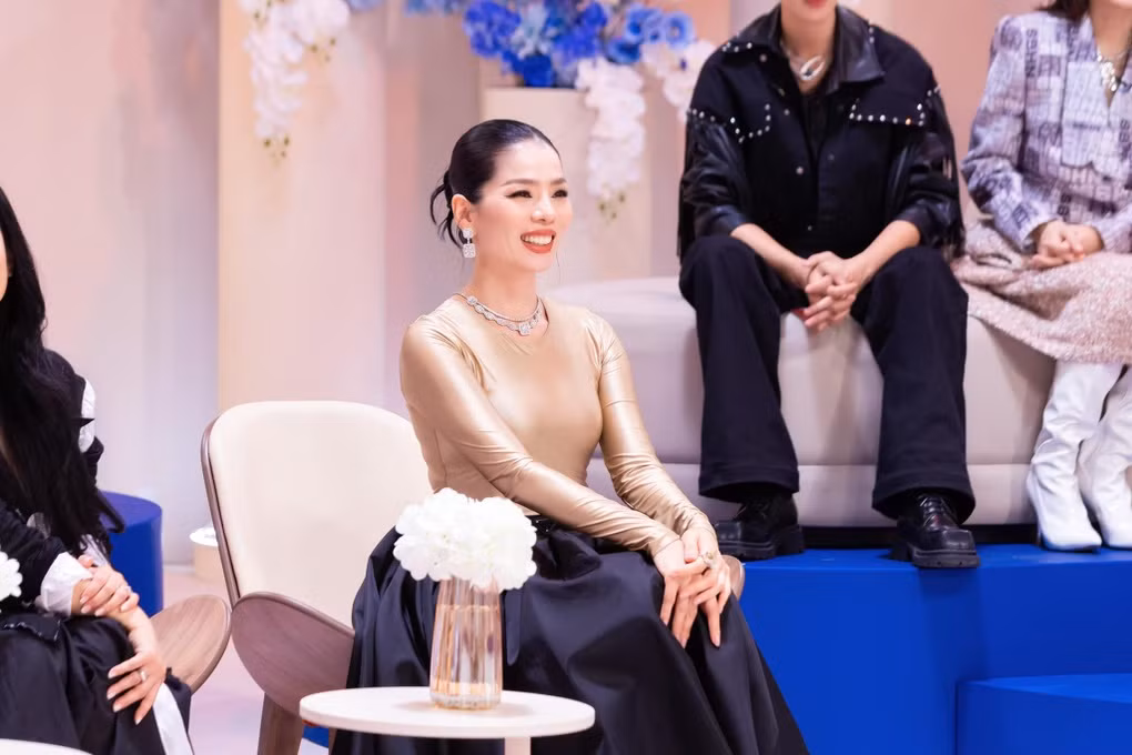 Thời gian qua, Lệ Quyên gây chú ý khi tham gia "Chị đẹp đạp gió rẽ sóng" 2023 cùng các nghệ sĩ nữ khác. Đáng nói, chương trình còn có sự xuất hiện của Lâm Bảo Châu với vai trò host (người dẫn dắt). Tại chương trình, những khoảnh khắc tương tác tình tứ, mùi mẫn của cặp đôi nhận được nhiều sự quan tâm.