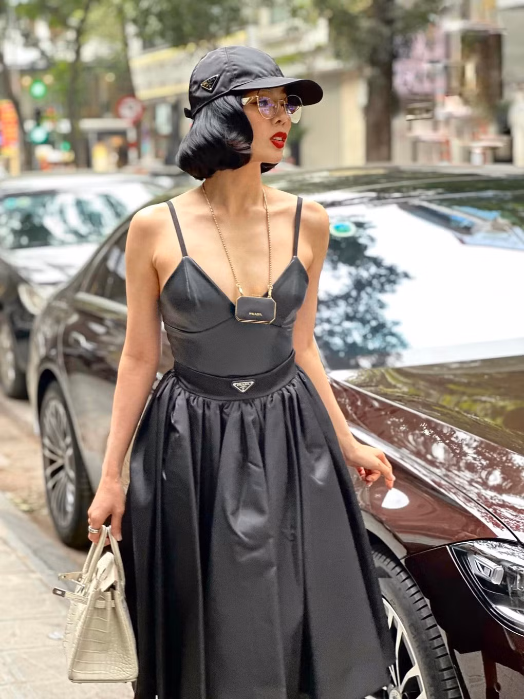 Theo Lệ Quyên, hình ảnh của cô ngày càng đẹp, chỉn chu là nhờ vào tính khắt khe, kỹ càng của bạn trai. Nhiều năm qua, "nửa kia" luôn âm thầm hỗ trợ, chăm chút cho cô từng chút, từ khung hình đến từng bộ trang phục.