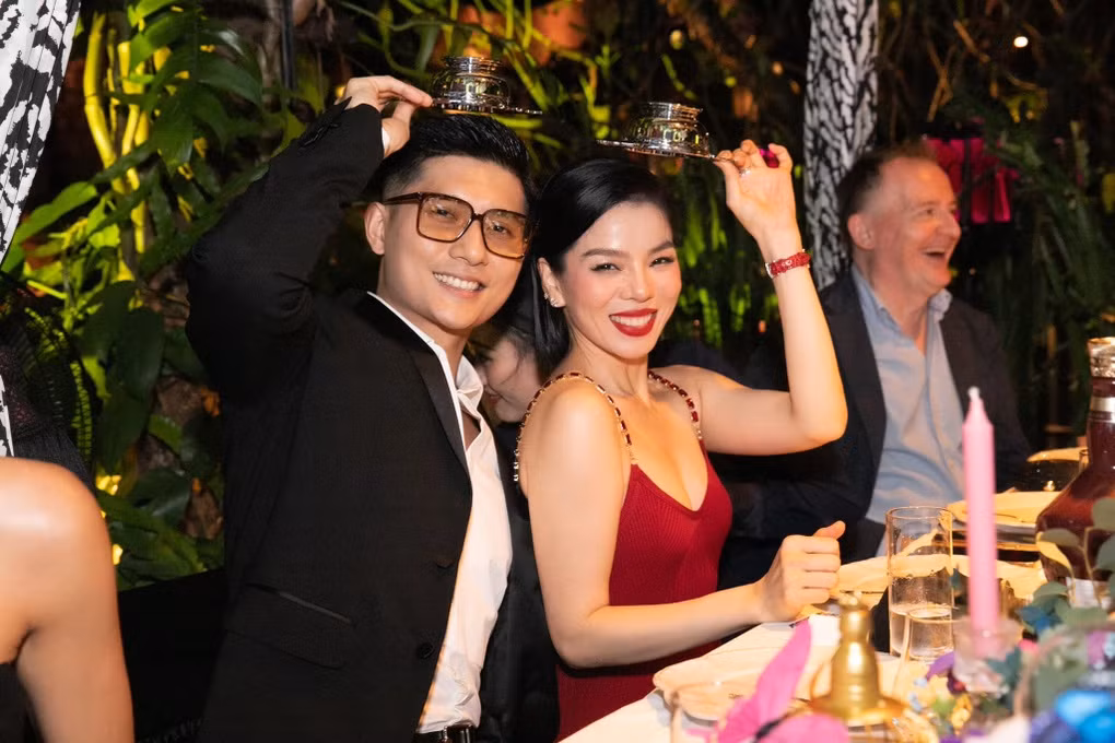 Kể từ khi công khai, Lệ Quyên và Lâm Bảo Châu thoải mái thể hiện tình cảm trước công chúng. Nữ ca sĩ thường xuyên được bạn trai hộ tống đi sự kiện, lưu diễn. Cả hai đồng hành cùng nhau cả trong công việc lẫn cuộc sống.