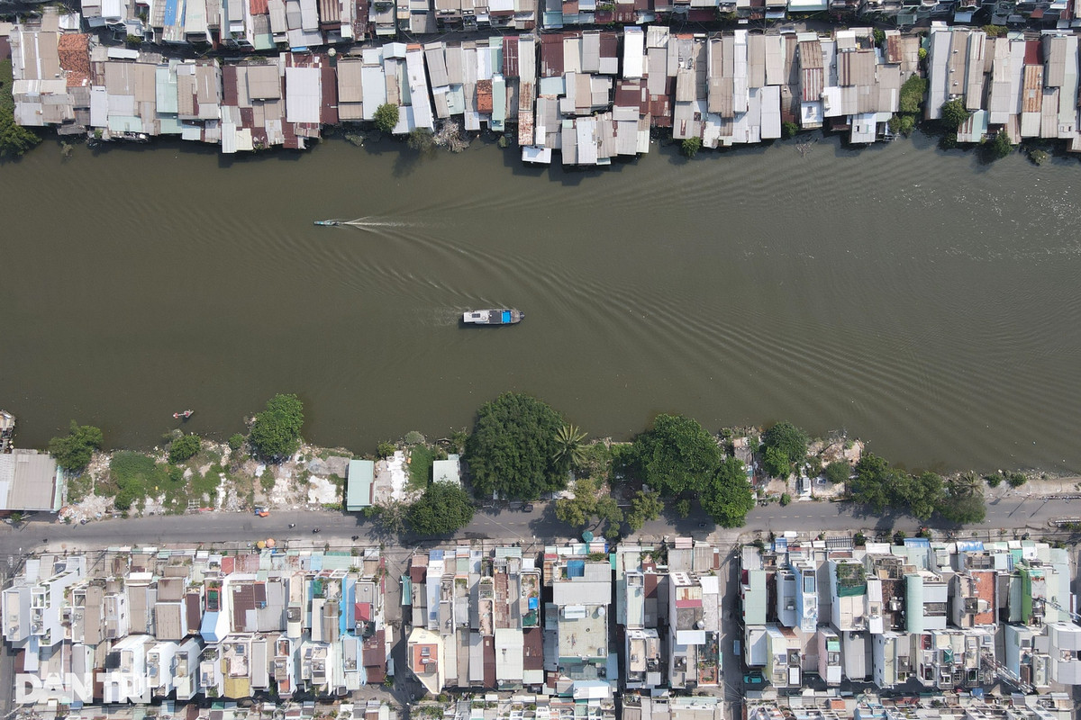 Quy mô dự án sẽ xây dựng khoảng 4,3km kè phía bờ Bắc kênh Đôi, kết hợp nạo vét một phần lòng sông kênh Đôi phía bờ Bắc. Đồng thời, mở rộng đường giao thông dọc bờ Bắc kênh Đôi (đường Hoài Thanh, đường Nguyễn Duy) lên 20m. Xây dựng mới tuyến đường Nguyễn Duy nối dài (từ hẻm 157 Hưng Phú đến cầu chữ Y) rộng 16m; xây dựng mới cầu Hiệp Ân 2.