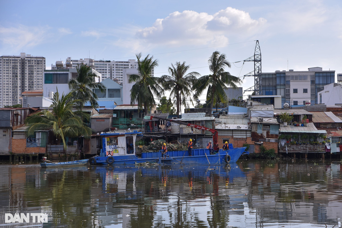 Thực trạng nhà ở trên kênh rạch tại quận 8 nói riêng và TPHCM nói chung là điểm nóng hiện nay, không những ảnh hưởng đến mỹ quan đô thị, ô nhiễm môi trường mà vấn đề an toàn của những người dân đang sống trên các căn nhà này.