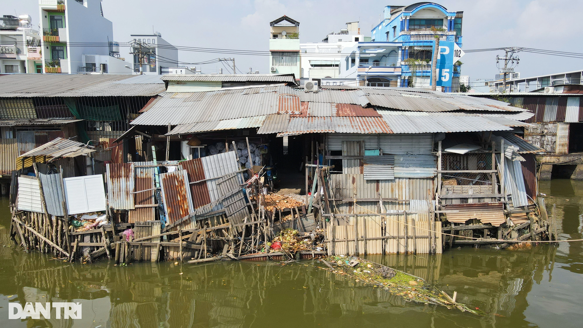 Trong kỳ họp thứ 13, HĐND thành phố, khóa X, Phó Chủ tịch UBND TPHCM Võ Văn Hoan đã trình bày tờ trình về quyết định chủ trương đầu tư dự án nạo vét, xây dựng hạ tầng, cải tạo môi trường bờ Bắc kênh Đôi (quận 8).