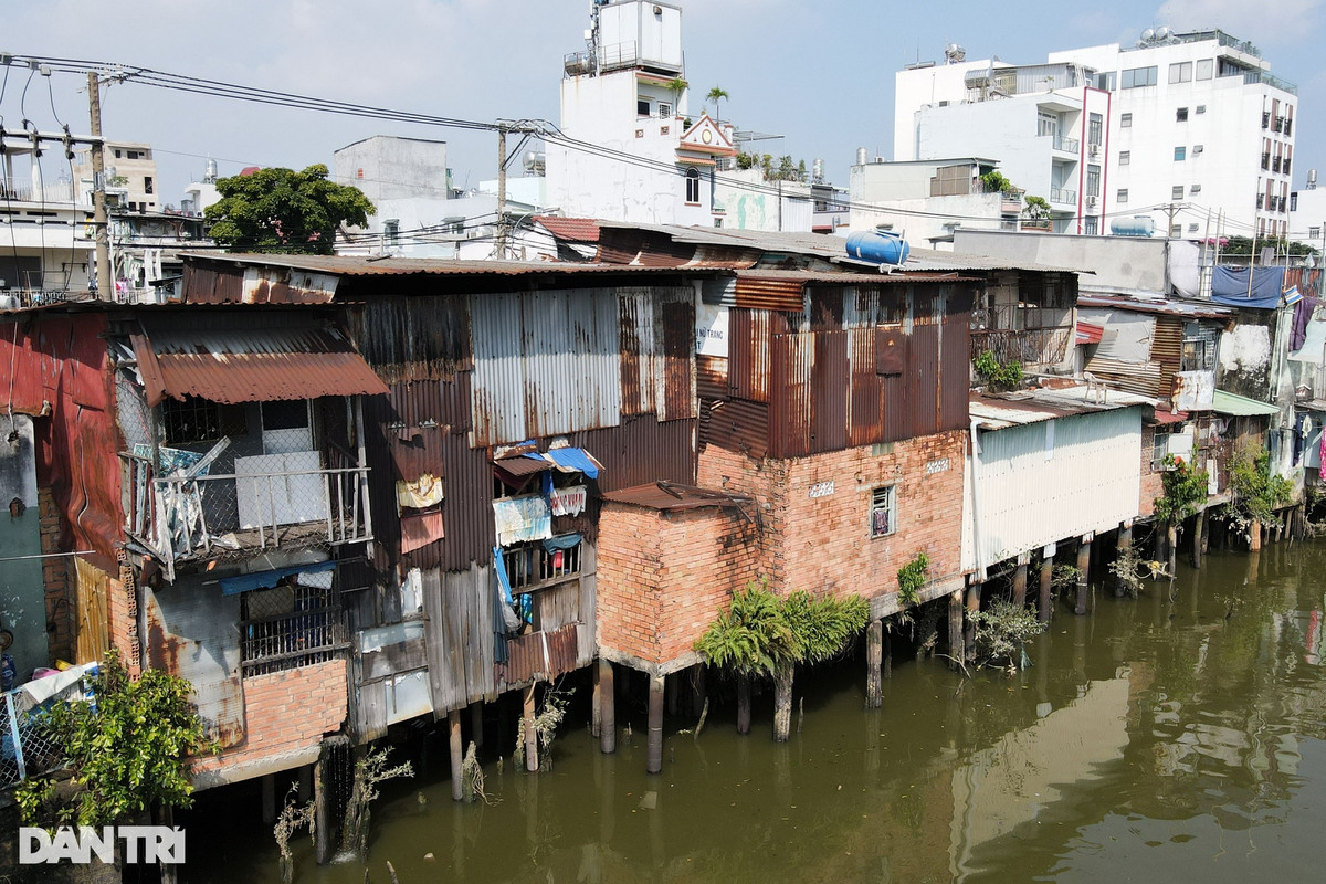 Nhằm giảm thiểu ô nhiễm môi trường, nâng cao chất lượng đời sống của người dân, các cấp chính quyền đưa ra nhiều giải pháp xóa bỏ nhà ở ven kênh, rạch để thúc đẩy quá trình di dời để có mặt bằng thi công.