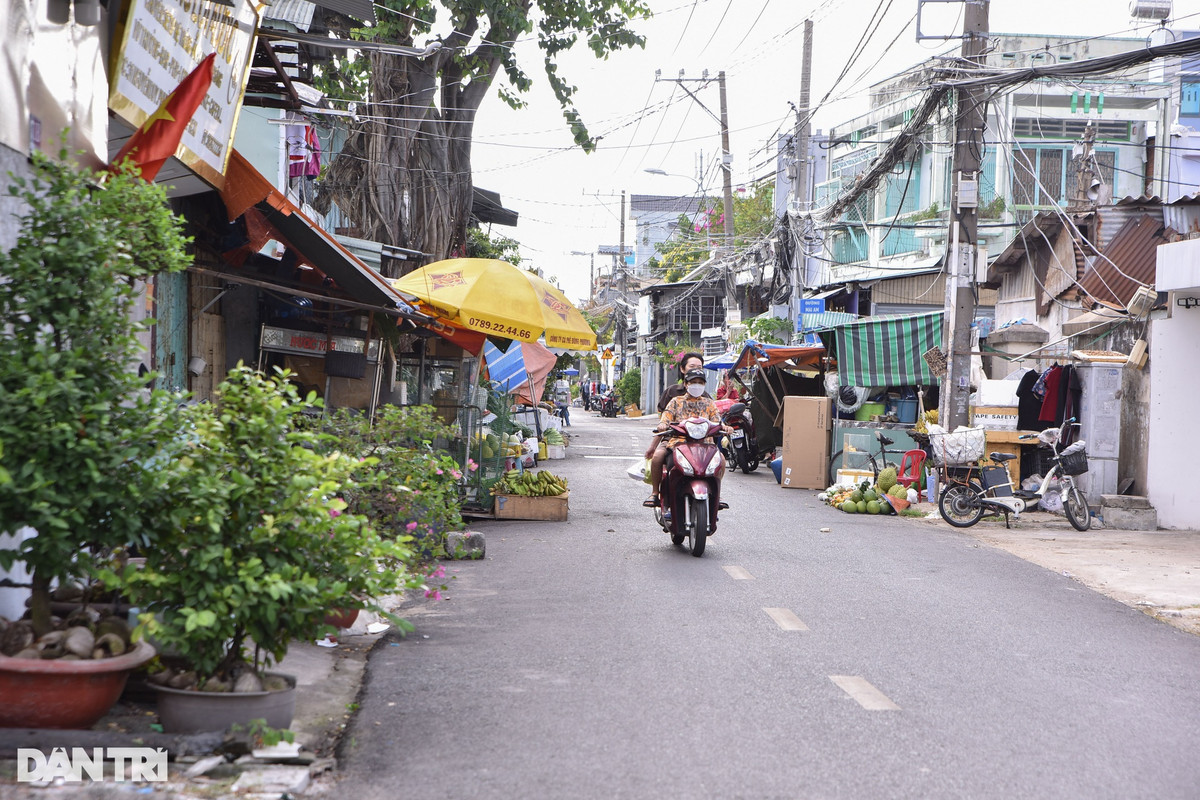 Phần lớn người dân sinh sống trên đường Nguyễn Duy (quận 8) chủ yếu buôn bán nhỏ lẻ. Việc triển khai dự án di dời nhà ven và trên các tuyến kênh đang được tiến hành cấp thiết và đảm bảo cuộc sống của người dân.
