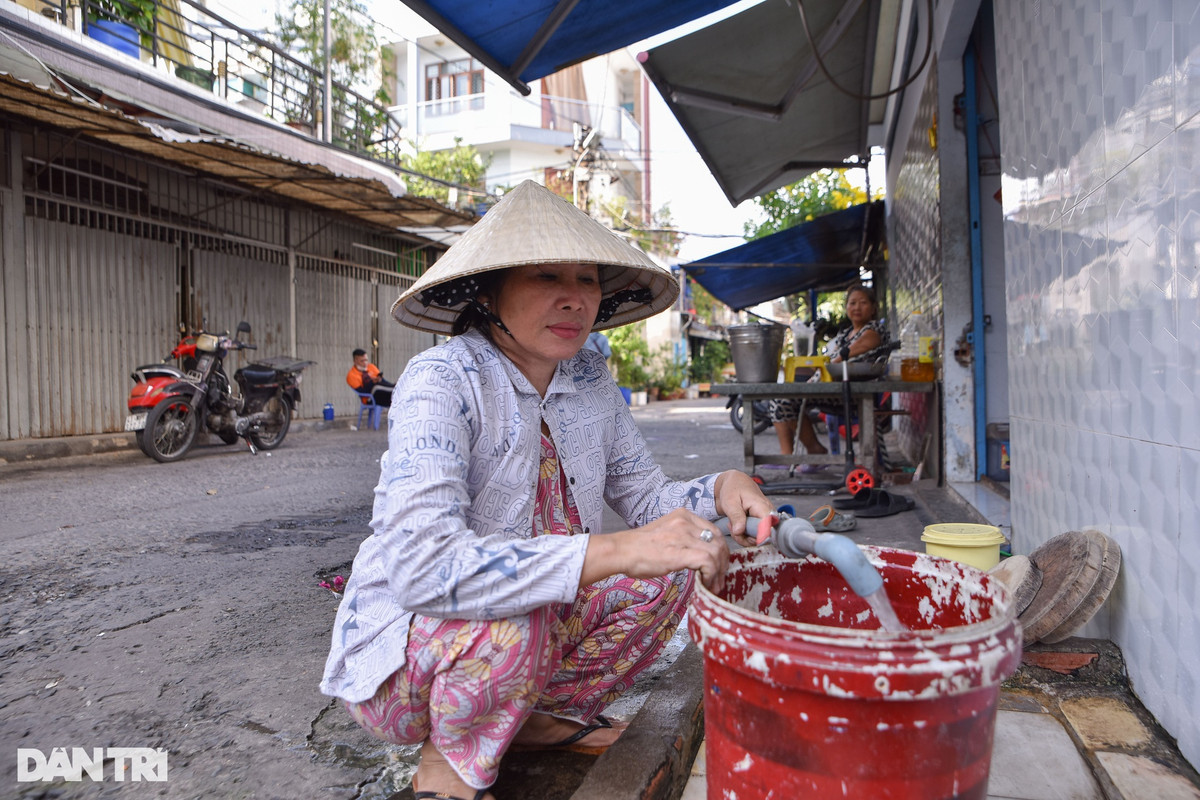 Từ cuối năm 2022, việc sinh hoạt của gia đình ông Chí gặp nhiều khó khăn do nằm trong khu vực giải tỏa, không có nước sinh hoạt, hàng ngày vợ ông Chí phải đi xin nước sạch từ nơi khác.