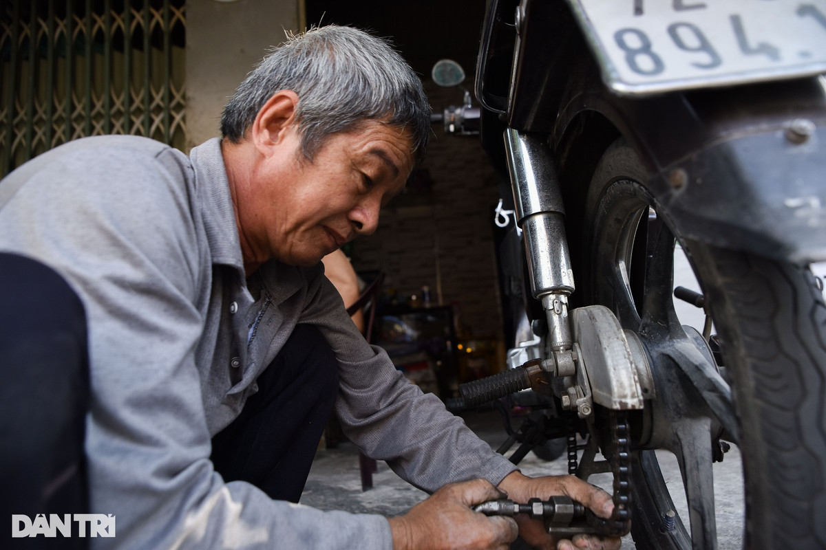 Gia đình ông Nguyễn Văn Chí (63 tuổi) là một trong những hộ dân đang sinh sống trên khu vực bờ Bắc kênh Đôi. ''Gia đình tôi chuyển về đây được 5 năm, cũng quen với nếp sống hiện tại, nếu bây giờ di dời để đô thị đẹp lên thì cũng đáng nhưng phải bồi thường thỏa đáng và hợp lý chứ nhà này trước đây tôi cũng bỏ tiền ra mua chứ có phải ở không đâu'', ông Chí nói.