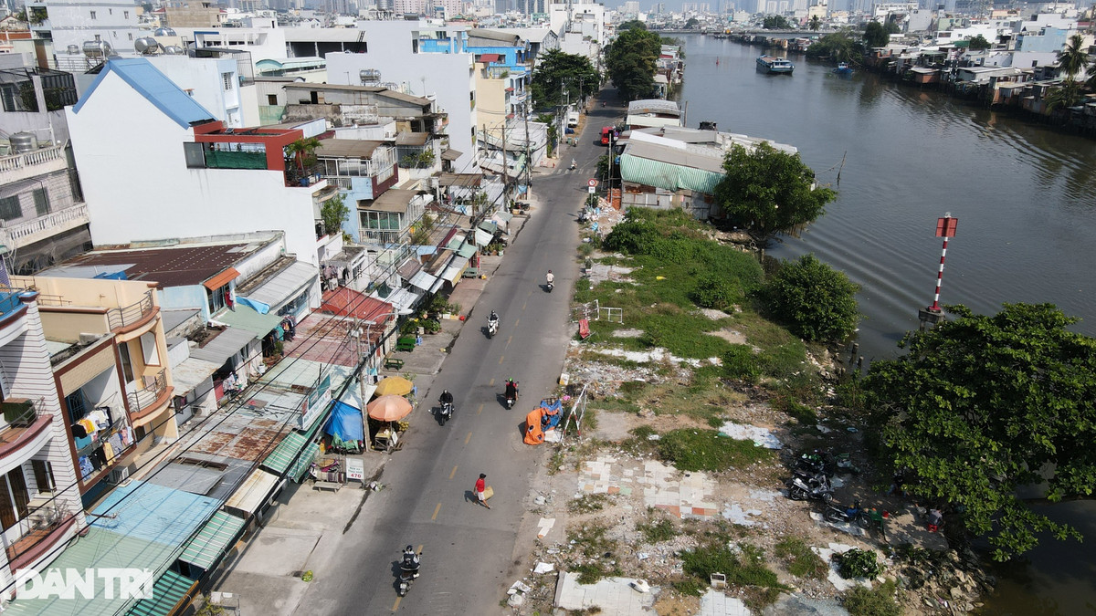 Sau khi được HĐND thành phố thông qua chủ trương, dự án sẽ lập, thẩm định phê duyệt báo cáo nghiên cứu khả thi, chuẩn bị công tác bồi thường (dự kiến di dời 1.017 căn nhà) trong năm 2024. Đến năm 2025, cơ quan chức năng sẽ tiến hành bồi thường, hỗ trợ, tái định cư; đồng thời khởi công công trình và dự kiến hoàn thành vào năm 2028.