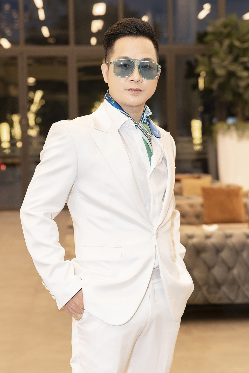 Nam ca si noi tieng mot thoi an mac rach ruoi, hat rong tai pho di bo-Hinh-3