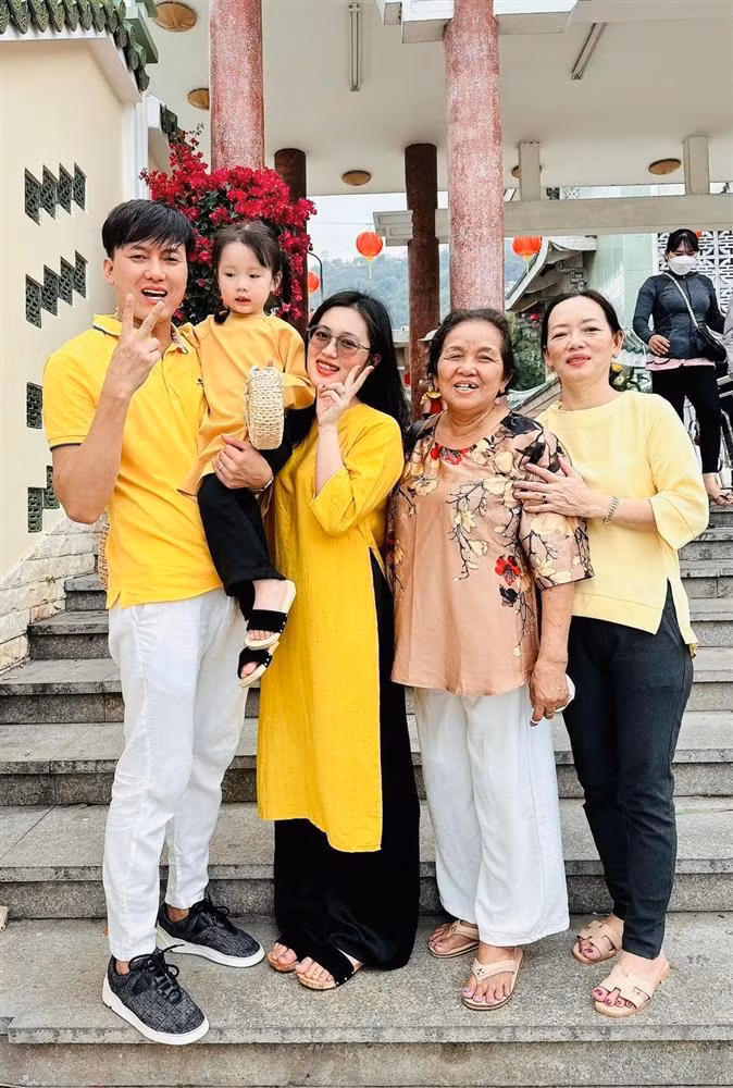 Mặc dù đã nhiều năm bên nhau và có 2 con nhưng Quách Ngọc Tuyên và Thảo Hân vẫn chưa tổ chức lễ cưới. Phản hồi về việc này, anh thừa nhận vẫn còn nợ bà xã một đám cưới trọn vẹn. Tuy nhiên, cả hai thỏa thuận sẽ xây nhà cho bố mẹ ở quê trước rồi mới tính đến chuyện cưới hỏi.