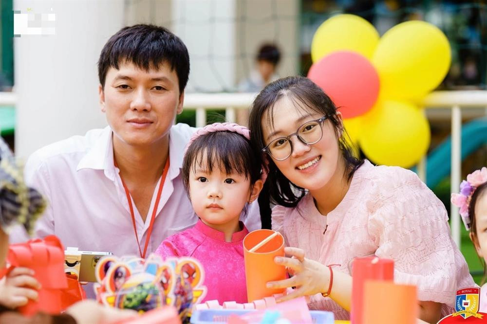 rong cuộc trò chuyện cùng phóng viên Dân Trí hồi tháng 5, Quách Ngọc Tuyên cho biết, dù anh và vợ chênh lệch tuổi tác khá nhiều nhưng cả hai có sự dung hòa về tính cách. Đến thời điểm hiện tại, vợ chồng anh chưa xảy ra những vấn đề cãi vã to tát và vẫn vui vẻ mỗi ngày.