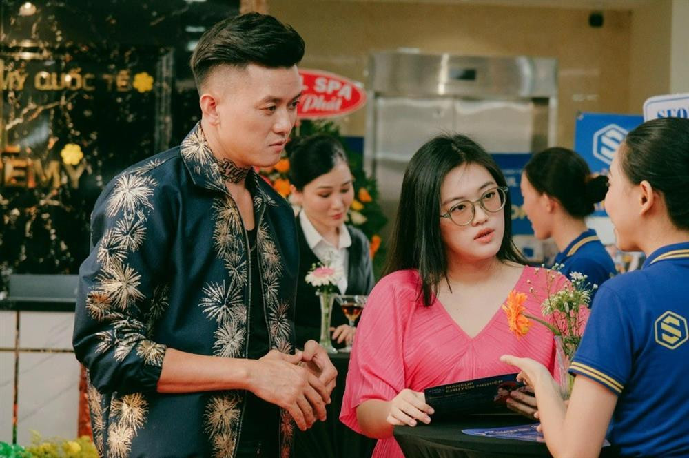 uách Ngọc Tuyên cũng thường dẫn Thảo Hân gặp gỡ đồng nghiệp, tham dự các sự kiện giải trí. Anh mong bà xã sớm thích nghi với môi trường showbiz, để sau này hỗ trợ, giúp đỡ anh quản lý công việc.