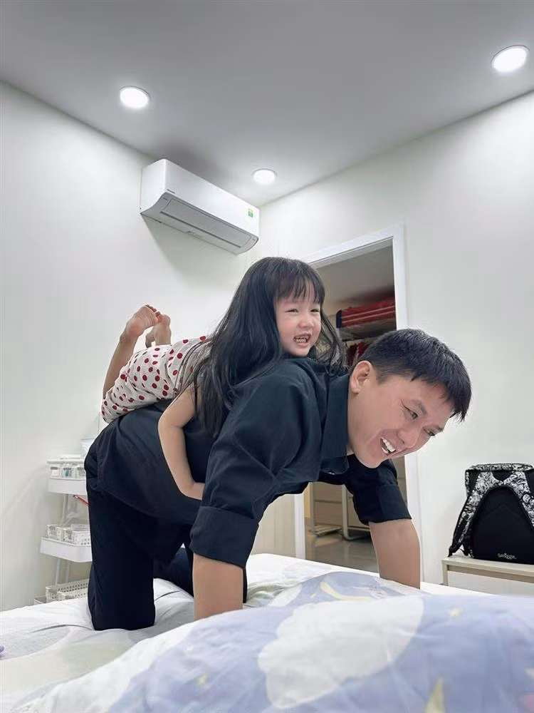 Về chung một nhà, Quách Ngọc Tuyên hết mực chiều chuộng, yêu thương vợ con. Nam diễn viên không ngại thức khuya dậy sớm, sẵn sàng hỗ trợ bà xã trong việc chăm sóc con nhỏ. Mặc dù khá bận rộn với công việc riêng nhưng anh luôn tranh thủ dành nhiều thời gian cho gia đình, thường xuyên đưa vợ con đi chơi, ăn uống...