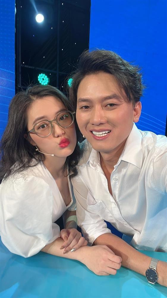 uách Ngọc Tuyên và vợ kém tuổi nên duyên từ sân khấu Nụ Cười Mới. Vợ anh là con của một nhân viên phục trang trong sân khấu. Ban đầu. cặp đôi xưng hô chú - cháu. Theo nam diễn viên, Thảo Hân là người chủ động tán tỉnh, bày tỏ tình cảm với anh trước.