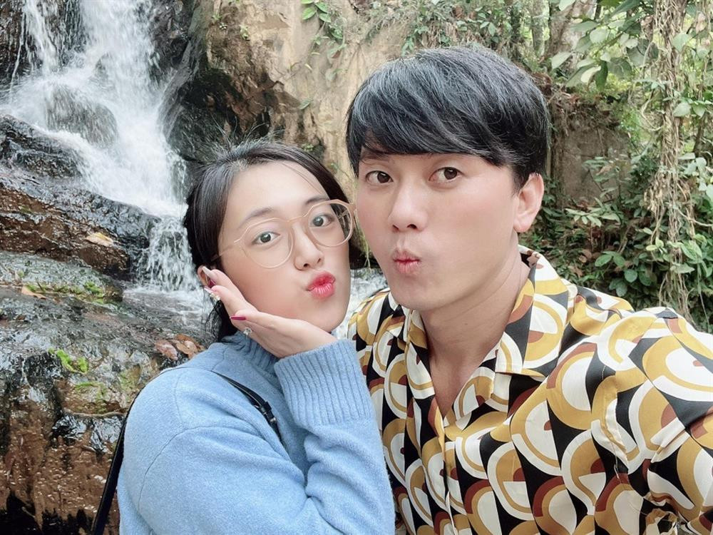 tuổi U40, Quách Ngọc Tuyên có tổ ấm viên mãn và một số thành tựu nhất định trong lĩnh vực phim ảnh. Niềm hạnh phúc nhất của anh là có được một người vợ luôn cảm thông và ủng hộ chồng trong mọi quyết định (Ảnh: Facebook nhân vật).