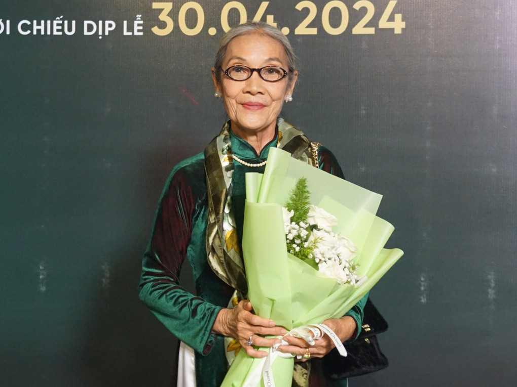 Nu chinh U70 cua phim “Lat mat“: Nua dem van co fan xin chup anh cung-Hinh-4