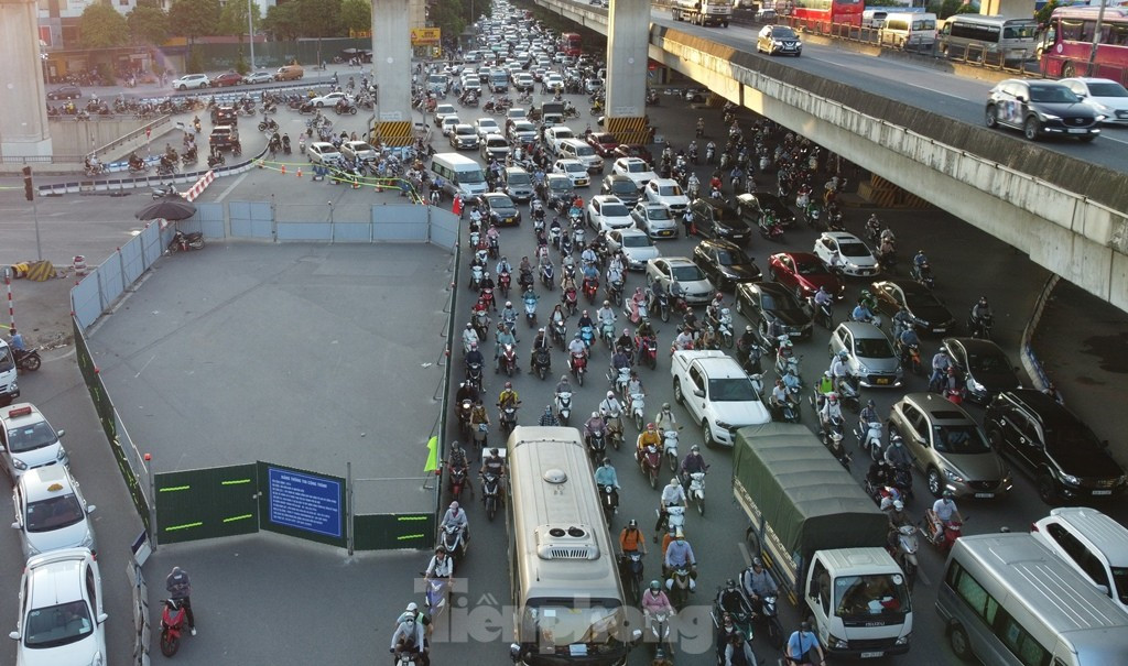 Cùng với thường xuyên ùn tắc trên đường Nguyễn Xiển, các hàng rào thi công tại đây cũng gây ùn tắc cho nút giao thông Thanh Xuân và đường Khuất Duy Tiến (chiều dẫn vào đường Nguyễn Xiển).