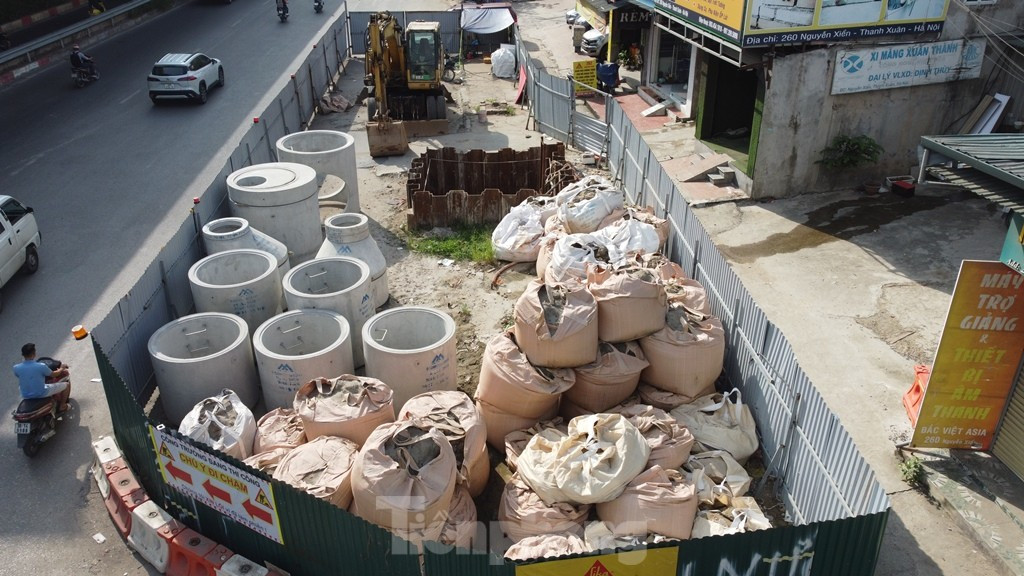 Bên trong công trường thi công vẫn ngổn ngang, chưa biết ngày nào xong.