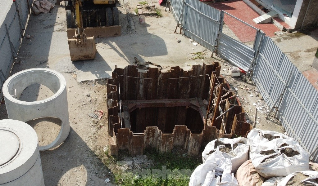 Một số công trường thi công hố ga thu nước, sau khi rào đường đơn vị thi công đào đường sau đó lắp một số vách ngăn rồi để thế nhiều tháng, sắt thép hoen gỉ.