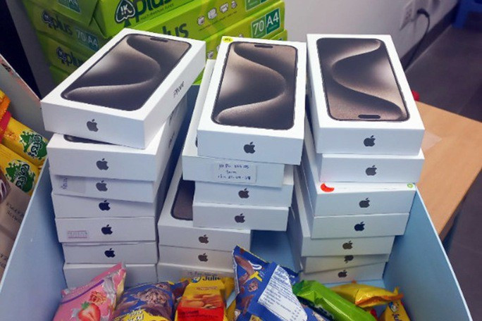 Co quan chuc nang siet chat, iPhone 15 xach tay het duong lam an?