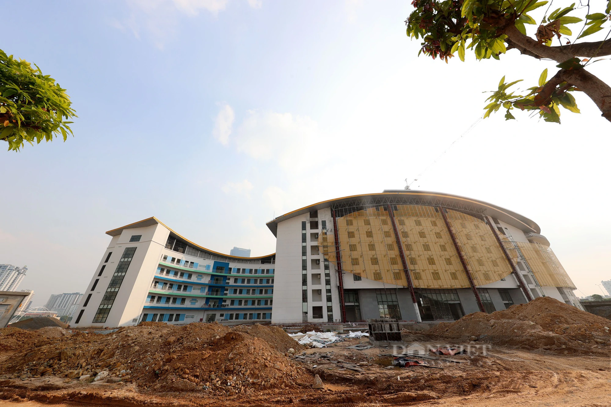 Theo ghi nhận của Dân Việt vào chiều ngày 23/11, công nhân cùng nhiều máy móc của nhà thầu đang thi công các hạng mục kết cấu phần thân, hoàn thiện nhà B1 (7 tầng nổi và mái), đồng thời, hoàn thiện nhà B2 (7 tầng), tháp thiên văn (18 tầng).