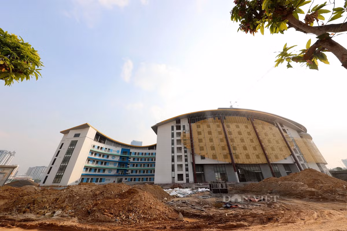 Theo ghi nhận của Dân Việt vào chiều ngày 23/11, công nhân cùng nhiều máy móc của nhà thầu đang thi công các hạng mục kết cấu phần thân, hoàn thiện nhà B1 (7 tầng nổi và mái), đồng thời, hoàn thiện nhà B2 (7 tầng), tháp thiên văn (18 tầng).