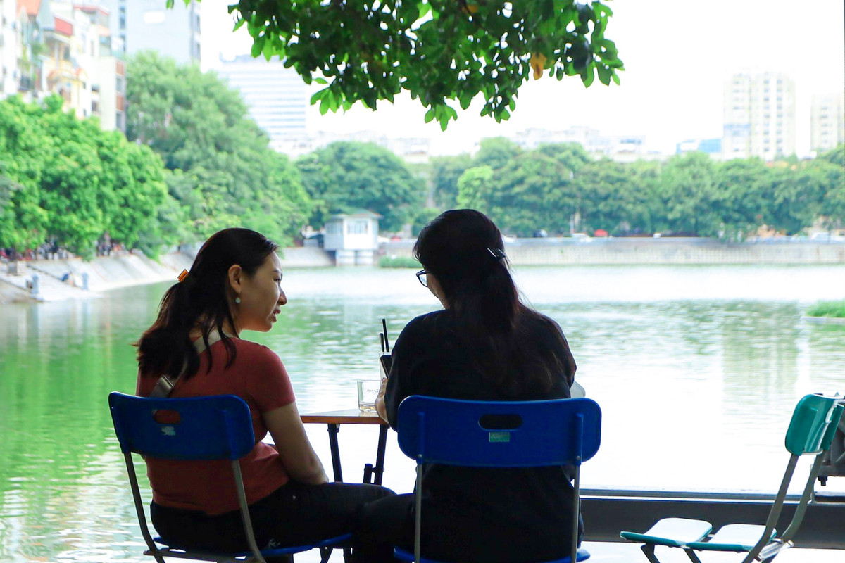 Người dân phấn khởi khi diện mạo hồ Xã Đàn ngày một khang trang và hiện đại hơn.