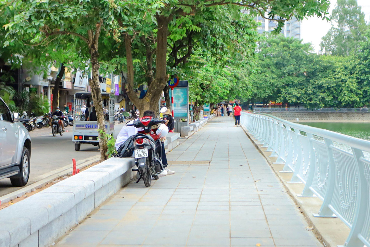 "Trước đây hồ rất bẩn, khu vực bờ kè không có lan can bảo vệ, đường bao quanh hồ xuống cấp gây nguy hiểm cho người dân khi đi dạo, tập thể dục tại khu vực. Nay hồ được cải tạo, chỉnh trang lại, chúng tôi rất phấn khởi"- một người dân chia sẻ.