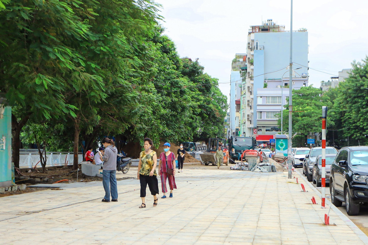 Người dân xung quanh khu vực tỏ ra phấn khởi khi diện mạo xung quanh hồ đang được cải tạo khang trang hiện đại và tiện ích phục vụ người dân.