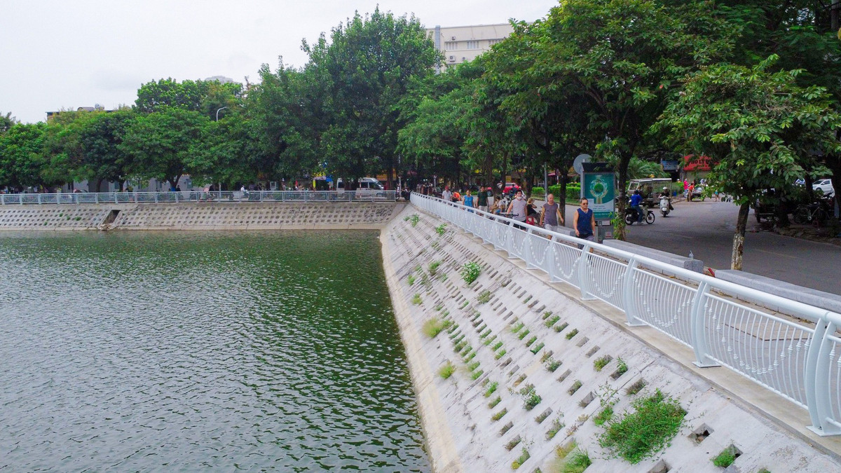 Theo đó, toàn bộ vỉa hè xung quanh hồ Xã Đàn sẽ được lát bằng gạch bê tông giả đá. Riêng bó vỉa hè, bó vỉa bồn cây là lát đá tự nhiên.