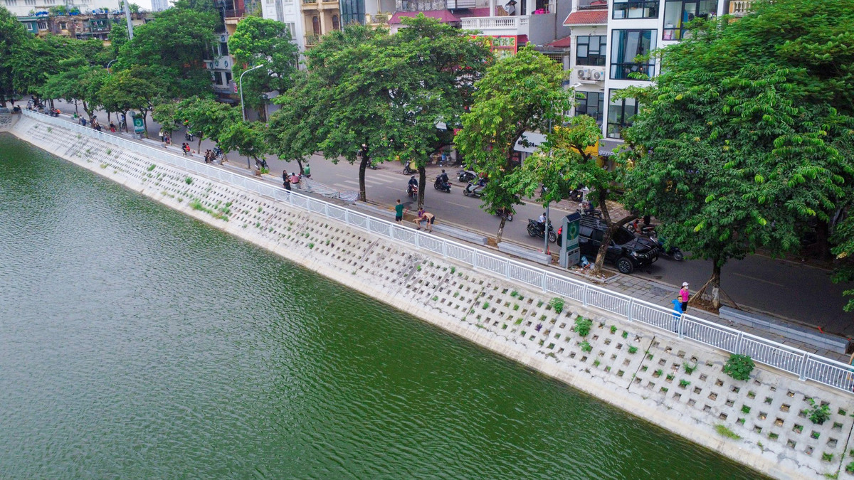 Hiện tại 3/4 diện tích của hồ đã được lắp đặt xong hệ thống lan can để đảm bảo an toàn cho người dân đi tập thể dục và dạo chơi.