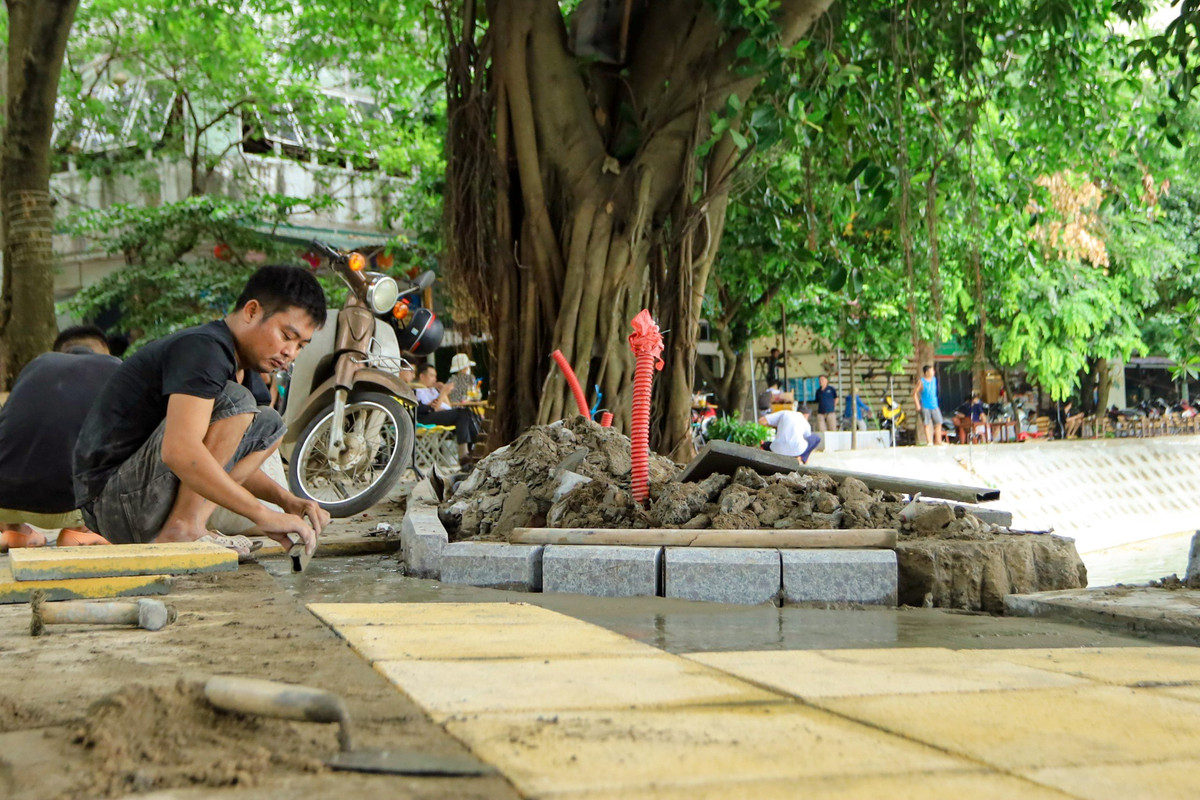 Theo đó, vỉa hè đang được lát đá mới