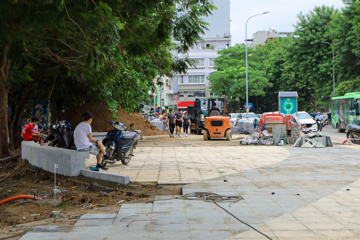 Đồng thời, các đơn vị thi công bố trí thêm hệ thống thảm cây, cây bụi trang trí xen kẽ hệ thống ghế ngồi, đường dạo ven hồ; thay thế hệ thống bóng đèn led chiếu sáng; cải tạo bậc lên xuống, bổ sung hệ thống lan can xung quanh hồ và đặt thêm thùng rác, thiết bị thể dục thể thao ngoài trời…