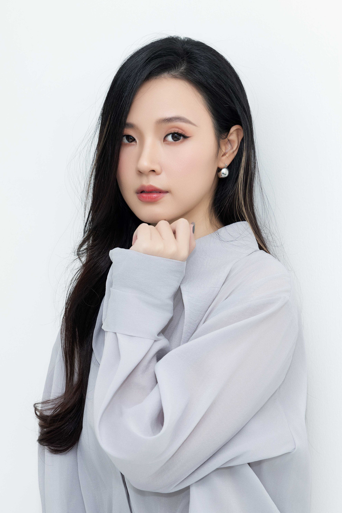 Tuổi 34, Midu không khác nhiều tuổi ngoài đôi mươi. Cô chuộng phong cách trẻ trung, năng động. Hot girl làm việc chăm chỉ nhiều vai trò như giảng viên, kinh doanh bất động sản và diễn viên. Phim gần nhất cô tham gia là "Khi ta hai lăm" đóng cặp Lê Dương Bảo Lâm.