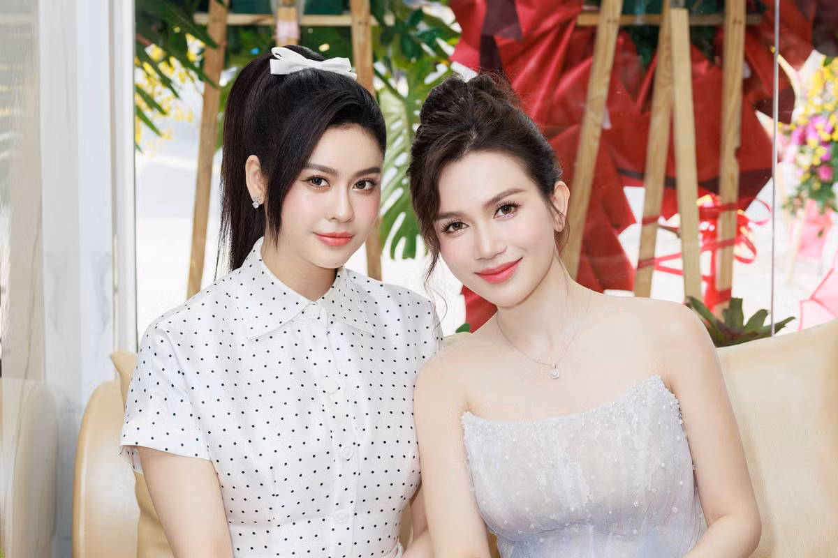 Trương Quỳnh Anh và Sĩ Thanh chơi chung nhóm được khán giả ưu ái gọi là 'Hội bạn mỹ nhân'. Trên kênh YouTube, video Sĩ Thanh trang điểm cho Trương Quỳnh Anh từng 'gây sốt', hút nhiều lượt xem.