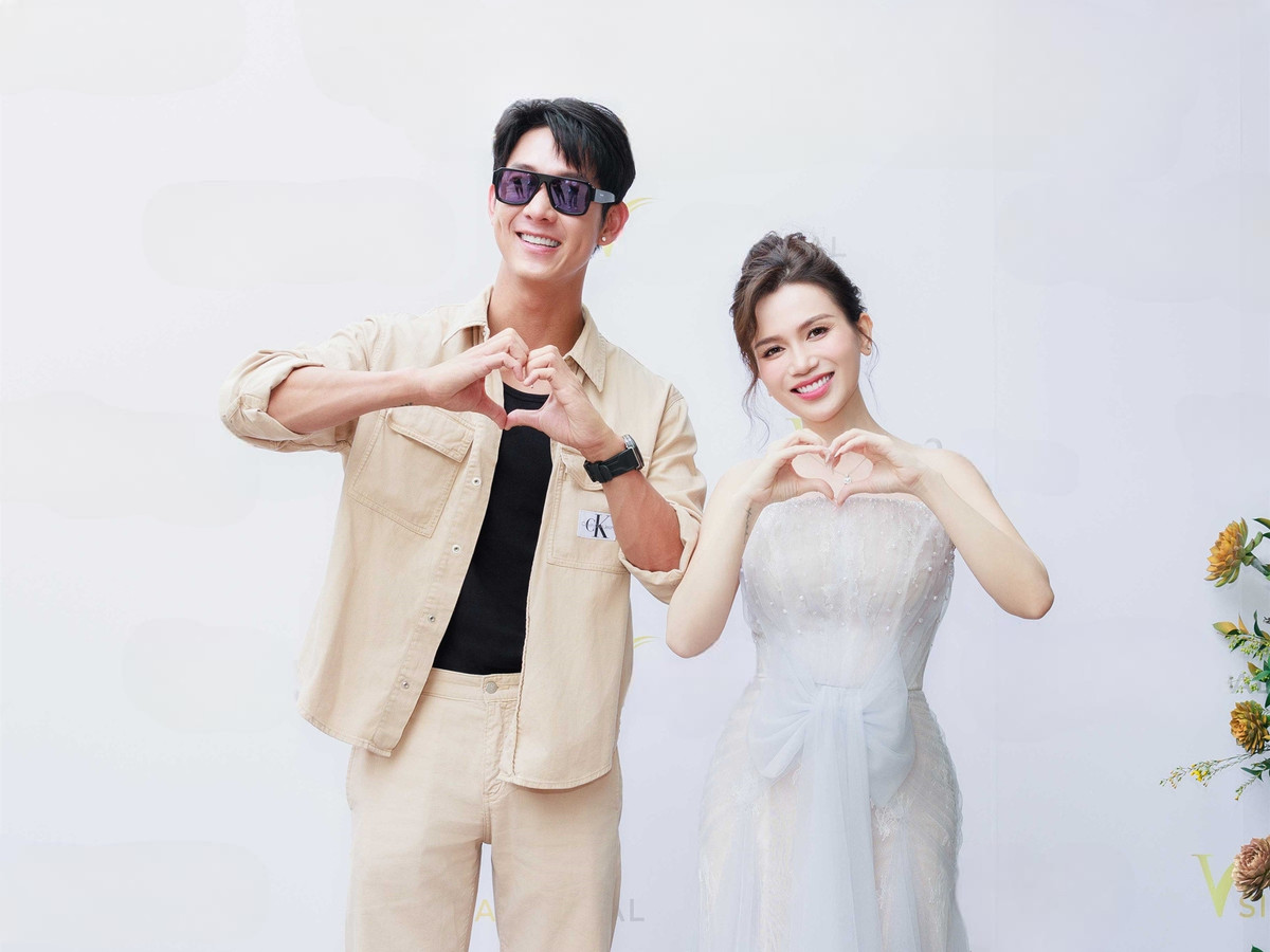 Nhiều nghệ sĩ, người nổi tiếng đến chúc mừng Sĩ Thanh mở rộng hoạt động kinh doanh. Diễn viên Song Luân điển trai, tạo dáng thân thiết bên đàn chị. Cuối năm ngoái, họ từng đăng ảnh đi chơi Giáng Sinh cùng nhau.