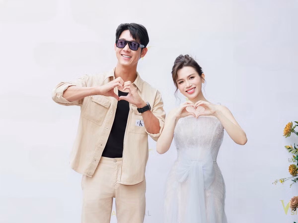 Nhiều nghệ sĩ, người nổi tiếng đến chúc mừng Sĩ Thanh mở rộng hoạt động kinh doanh. Diễn viên Song Luân điển trai, tạo dáng thân thiết bên đàn chị. Cuối năm ngoái, họ từng đăng ảnh đi chơi Giáng Sinh cùng nhau.