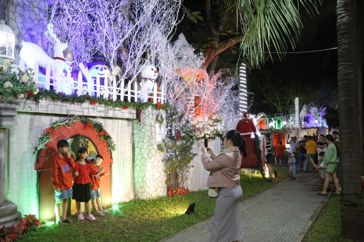 Nhiều em nhỏ thích thú tạo dáng chụp ảnh.