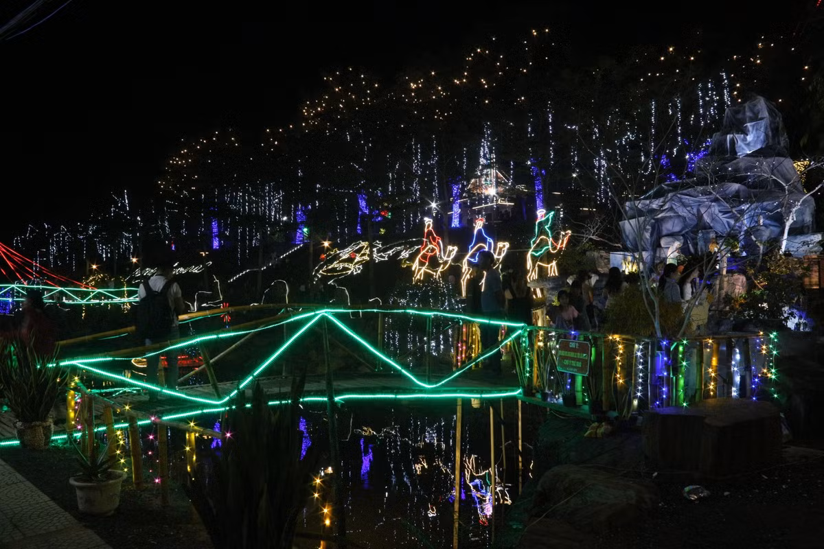 Năm nay nhà thờ Phú Hạ lên đèn sớm hơn mọi năm và bài trí rất nhiều vật phẩm khiến cả con đường rực rỡ, lung linh.