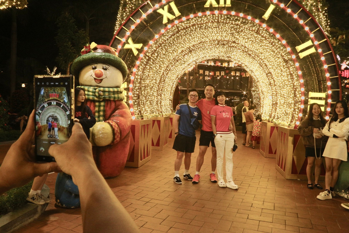 Du khách nước ngoài thích thú ghi lại những khoảnh khắc đẹp với gia đình khi đến Đà Nẵng.