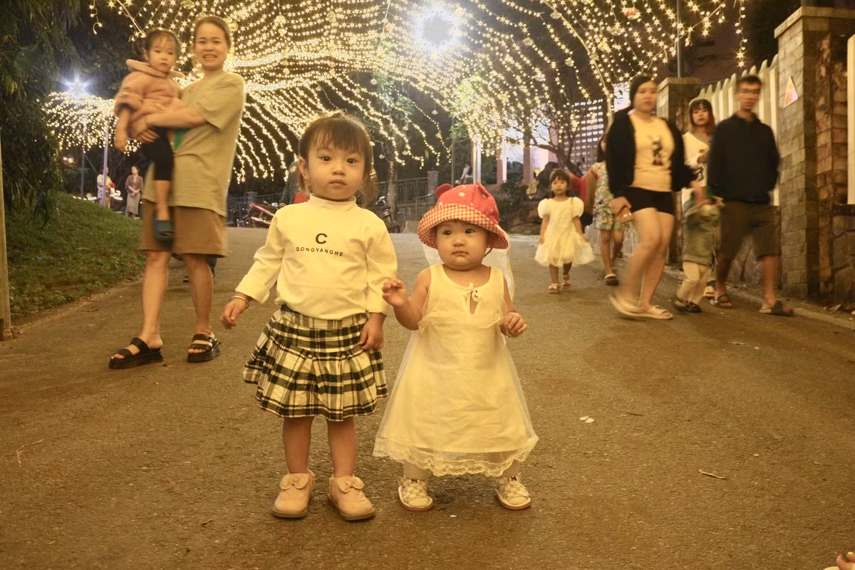 Nhiều trẻ em được gia đình đưa đi chụp ảnh, vui chơi Giáng sinh sớm.