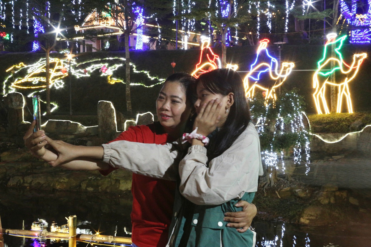 Theo ghi nhận, tại nhà thờ giáo xứ Phú Hạ (huyện Hòa Vang, thành phố Đà Nẵng) không khí Noel đã rộn ràng khắp các nẻo đường, dòng người đổ về đây để vui chơi, chụp ảnh.