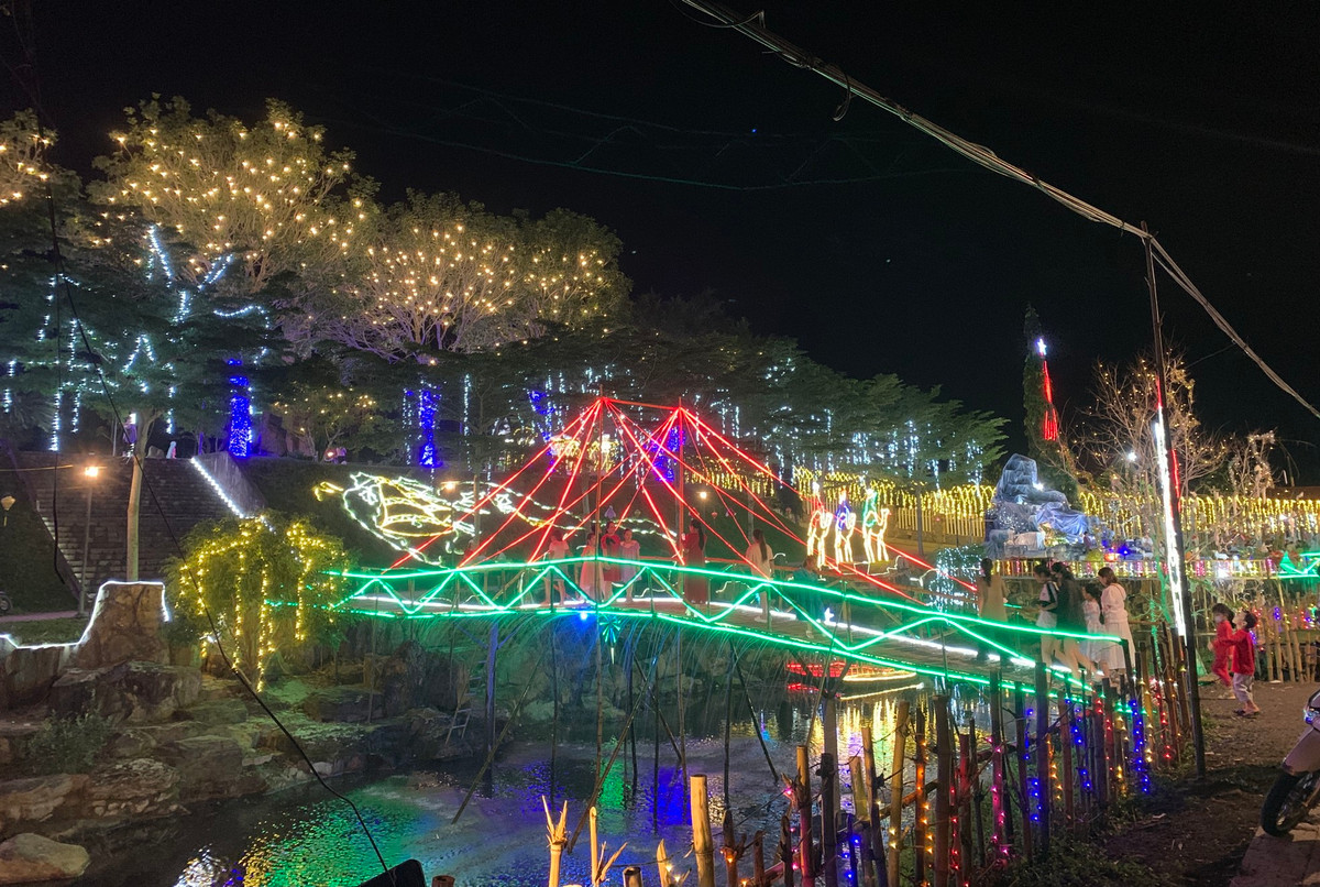 Những ngày này, tại thành phố Đà Nẵng thời tiết tạnh ráo, nhiều gia đình, du khách và các bạn trẻ háo hức cùng nhau ra phố đón Noel sớm.