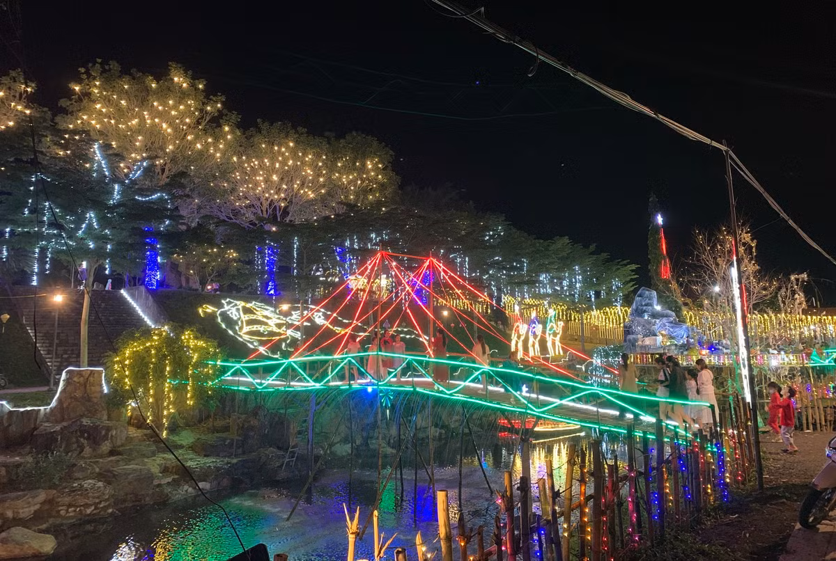 Những ngày này, tại thành phố Đà Nẵng thời tiết tạnh ráo, nhiều gia đình, du khách và các bạn trẻ háo hức cùng nhau ra phố đón Noel sớm.